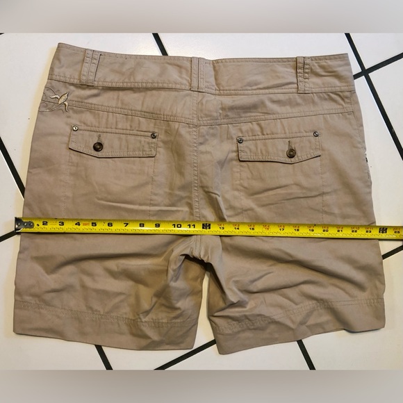 Ladies size 14 Cabellas brand walking/hiking/dress shorts in khaki - Picture 4 of 10